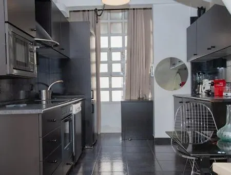 Theodore's Maisonette Next To The Metro Station Apartment *